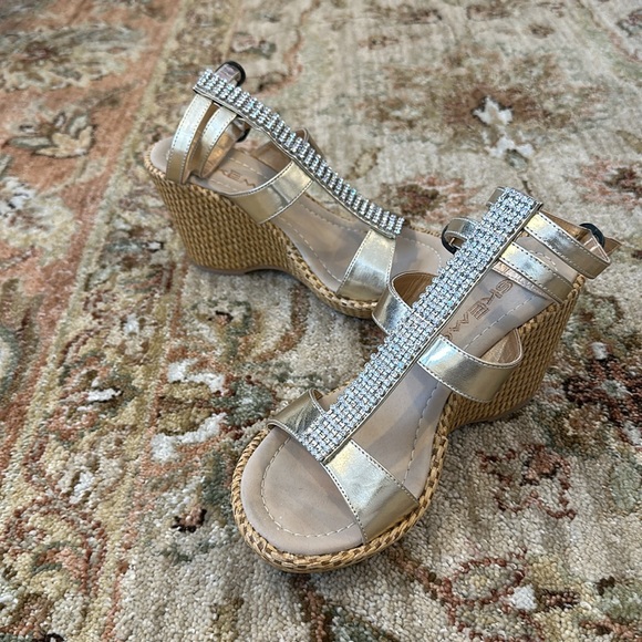 Skemo Size 6 Women’s Crystal/Metallic Gold Wedge - Picture 3 of 8